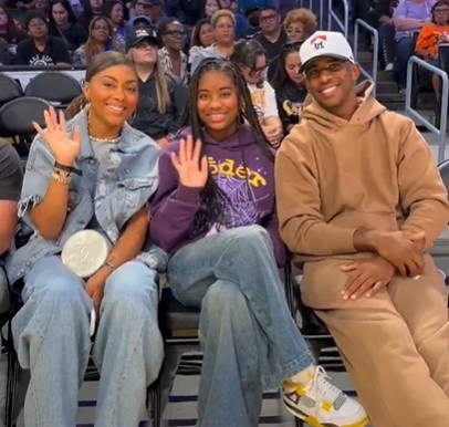 WNBA官方分享保罗携家人观战火花队比赛的温馨画面