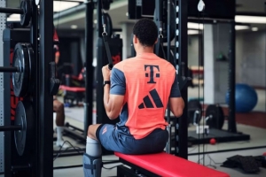 拜仁官方晒图：穆西亚拉正在努力康复，全神贯注为复出做准备