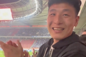 化身海港球迷！武磊看球Vlog：第一次看德比，感觉确实不太一样