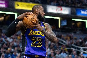 合理分配体能！詹姆斯镇守篮下仅出手12次砍16+8 两罚+血帽锁胜局